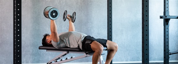 Flyes käsipainoilla (dumbbell flyes)