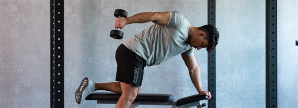 Kickback-harjoitus käsipainolla