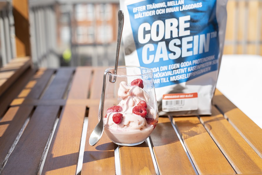 Core Casein -jauheesta tehty jtel, mansikan makuinen ja tytetty tuoreilla marjoilla