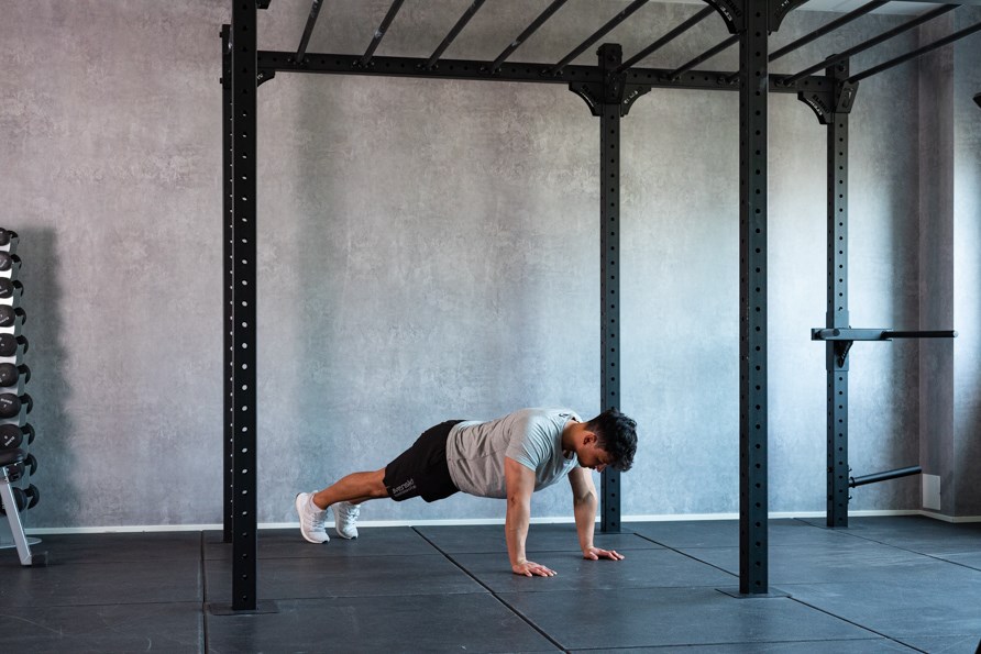 Mies tekee punnerruksia. Mies tekee punnerruksia.