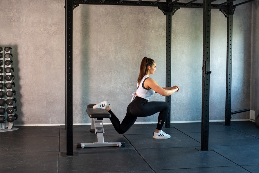 Nainen tekee bulgarialaista split squat -harjoitusta.