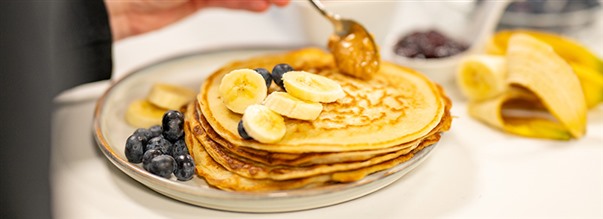 Proteiinipannukakut maapähkinävoilla ja banaanilla